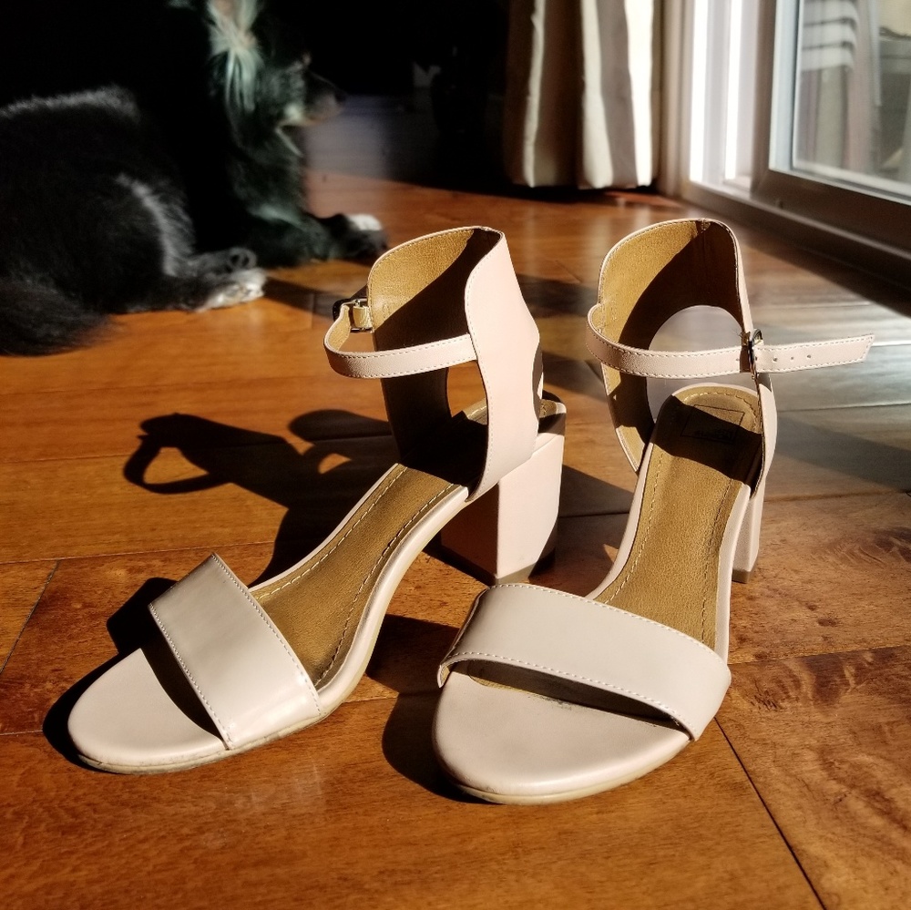 Nude/ Pale Pink Block Heels (MINT)
